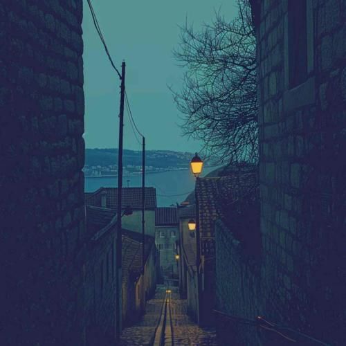 دانلود آهنگ یک پسری مثل من عاشق و بیقراره یه دختری مثل تو قشنگ