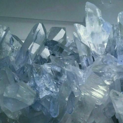 دانلود آهنگ هی دلمو میشکنی رو لبام اما هنوزم اسمتو میشنوی