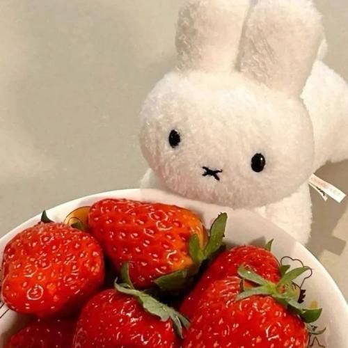 دانلود آهنگ منتظرم شب بشه روی تختم لش غرق فکر